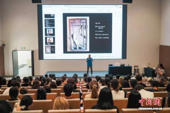 “听他们讲泥土”两岸陶艺主题讲座现场。龙泉市委宣传部供图 “听他们讲泥土”两岸陶艺主题讲座现场。龙泉市委宣传部供图