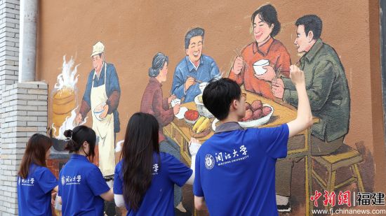 图为闽江大学美术学院的师生们把农家乐里的烟火味,一笔一画“搬上”了墙。闽江大学美术学院 供图 图为闽江大学美术学院的师生们把农家乐里的烟火味,一笔一画“搬上”了墙。闽江大学美术学院 供图