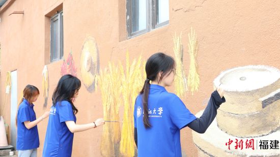 图为闽江大学美术学院的师生们在“胜利大队大食堂”外墙画墙绘。闽江大学美术学院 供图 图为闽江大学美术学院的师生们在“胜利大队大食堂”外墙画墙绘。闽江大学美术学院 供图