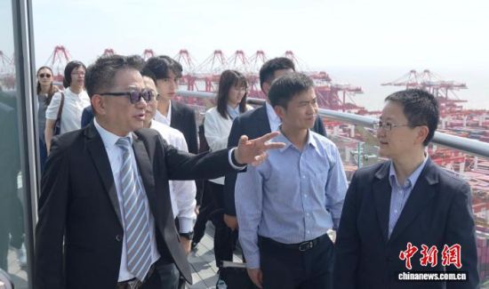7月14日,台湾民众党青年交流团抵达上海,首先参访洋山深水港。左一为台湾民众党中央评议委员会主委李伟华。 娄瀚锟 摄 7月14日,台湾民众党青年交流团抵达上海,首先参访洋山深水港。左一为台湾民众党中央评议委员会主委李伟华。 娄瀚锟 摄