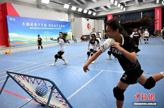 7月14日,2026年福州市榕台青少年研学营开营仪式暨青少年巧固球友谊赛在福州举行。图为两岸青少年在比赛中。 中新社记者 吕明 摄 7月14日,2026年福州市榕台青少年研学营开营仪式暨青少年巧固球友谊赛在福州举行。图为两岸青少年在比赛中。 中新社记者 吕明 摄