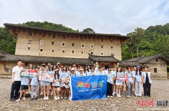 近日,2026年“寻根八闽”美国华裔青少年夏令营走进漳州,图为赴南靖县参访。漳州市外办供图 近日,2026年“寻根八闽”美国华裔青少年夏令营走进漳州,图为赴南靖县参访。漳州市外办供图