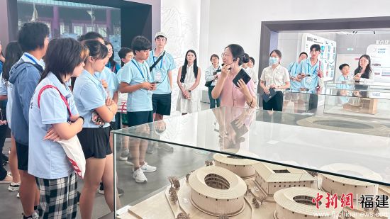 图为营员们沉浸式参访及互动体验。漳州市外办供图 图为营员们沉浸式参访及互动体验。漳州市外办供图