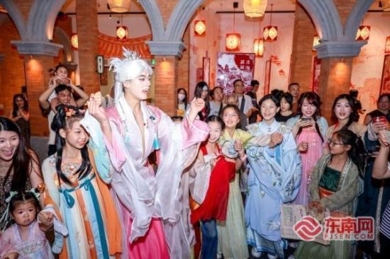 第二届“屿见闽南文化推荐官”在厦门屿见闽南主题景区启动(主办方供图) 第二届“屿见闽南文化推荐官”在厦门屿见闽南主题景区启动(主办方供图)