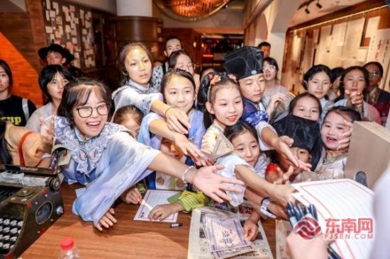 孩子们争先恐后参与其中(主办方供图) 孩子们争先恐后参与其中(主办方供图)