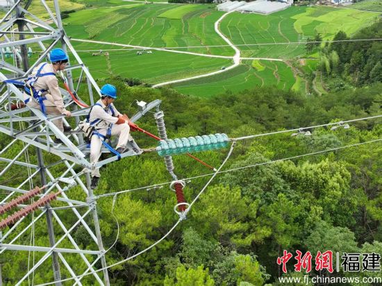 7月15日,国网清流县供电公司输电运检班成员江云聪、卢可结合110千伏明嵩线停电开展登杆检查。 7月15日,国网清流县供电公司输电运检班成员江云聪、卢可结合110千伏明嵩线停电开展登杆检查。