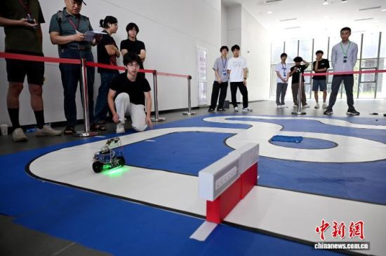 第四届海峡两岸(福州)人工智能-工业机器人竞赛暨2026年福建省便携可穿戴创新应用大赛决赛13日在福州大学旗山校区举行。中新网记者 吕明 摄 第四届海峡两岸(福州)人工智能-工业机器人竞赛暨2026年福建省便携可穿戴创新应用大赛决赛13日在福州大学旗山校区举行。中新网记者 吕明 摄