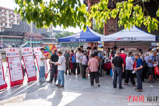 图为经济与法学系实践队走进宁化县中山社区,开展防电信诈骗普法宣传。何泓珅 摄 图为经济与法学系实践队走进宁化县中山社区,开展防电信诈骗普法宣传。何泓珅 摄
