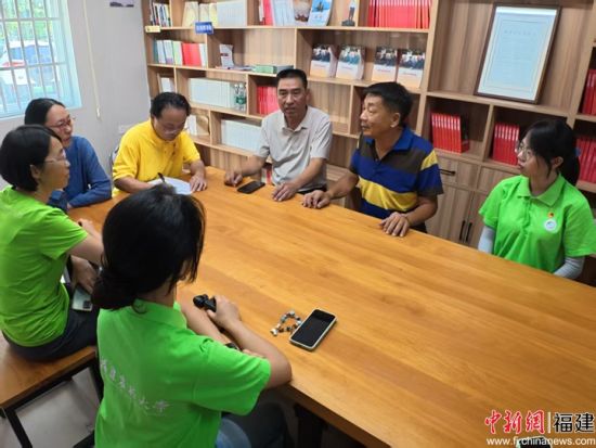 实践队在大坪村与基层党员干部围坐访谈。 陈思妍 摄 实践队在大坪村与基层党员干部围坐访谈。 陈思妍 摄