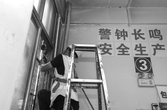 池店镇开展“拆窗破网”行动,工人对一企业厂房的窗户防护网进行拆除。 池店镇开展“拆窗破网”行动,工人对一企业厂房的窗户防护网进行拆除。