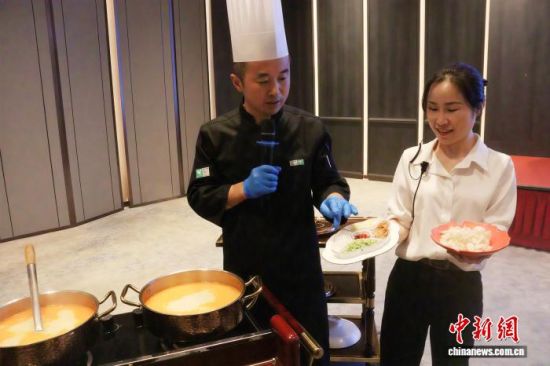 厨师现场烹制宁德大黄鱼菜肴,并同步讲解食材甄选、烹饪技法及菜品特色。吴允杰 摄 厨师现场烹制宁德大黄鱼菜肴,并同步讲解食材甄选、烹饪技法及菜品特色。吴允杰 摄