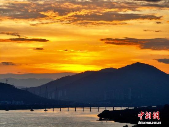 7月17日傍晚,福建福州上空出现美丽晚霞景观。(无人机照片)中新社记者 王东明 摄 7月17日傍晚,福建福州上空出现美丽晚霞景观。(无人机照片)中新社记者 王东明 摄