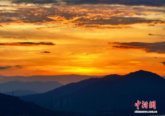 7月17日傍晚,福建福州上空出现美丽晚霞景观。(无人机照片)中新社记者 王东明 摄 7月17日傍晚,福建福州上空出现美丽晚霞景观。(无人机照片)中新社记者 王东明 摄