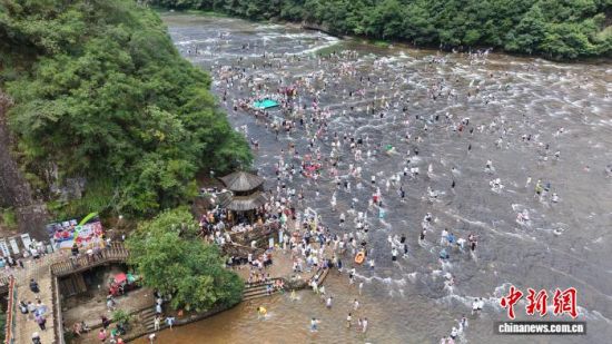 入夏以来,白水洋景区迎来旅游旺季,日均接待游客量持续攀升。苏坤 摄 入夏以来,白水洋景区迎来旅游旺季,日均接待游客量持续攀升。苏坤 摄