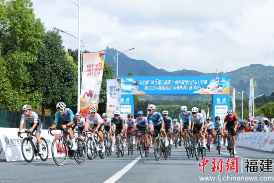 第五届“云端周宁·康养福境”自行车公开赛暨2026年福建省自行车联赛(周宁站)比赛现场。魏知秋 摄 第五届“云端周宁·康养福境”自行车公开赛暨2026年福建省自行车联赛(周宁站)比赛现场。魏知秋 摄
