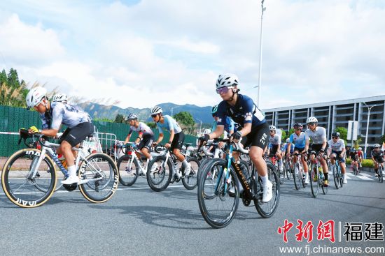 第五届“云端周宁·康养福境”自行车公开赛暨2026年福建省自行车联赛(周宁站)比赛现场。魏知秋 摄 第五届“云端周宁·康养福境”自行车公开赛暨2026年福建省自行车联赛(周宁站)比赛现场。魏知秋 摄