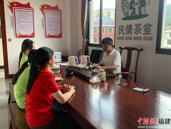 图为实践队队员与村干部座谈。 图为实践队队员与村干部座谈。