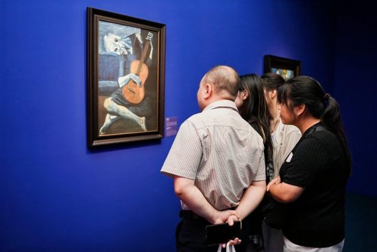 观众正在欣赏画作(主办方供图) 观众正在欣赏画作(主办方供图)