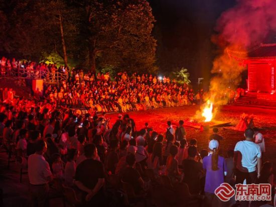 巴地“火凤凰”表演。范一辛 摄 巴地“火凤凰”表演。范一辛 摄