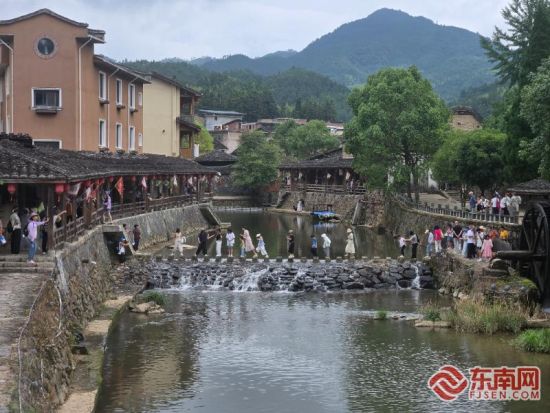 漈下村游人如织。甘叶斌 供图 漈下村游人如织。甘叶斌 供图