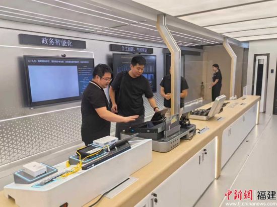 参观人工智能应用场景展车。袁晏 摄 参观人工智能应用场景展车。袁晏 摄