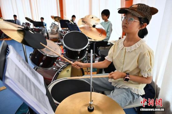 7月18日,宁夏固原市隆德县青少年活动中心,孩子们在兴趣班上学习架子鼓。中新社记者 张斌 摄 7月18日,宁夏固原市隆德县青少年活动中心,孩子们在兴趣班上学习架子鼓。中新社记者 张斌 摄