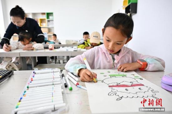 7月18日,宁夏固原市隆德县青少年活动中心,孩子们在老师的指导下学习绘画。中新社记者 张斌 摄 7月18日,宁夏固原市隆德县青少年活动中心,孩子们在老师的指导下学习绘画。中新社记者 张斌 摄