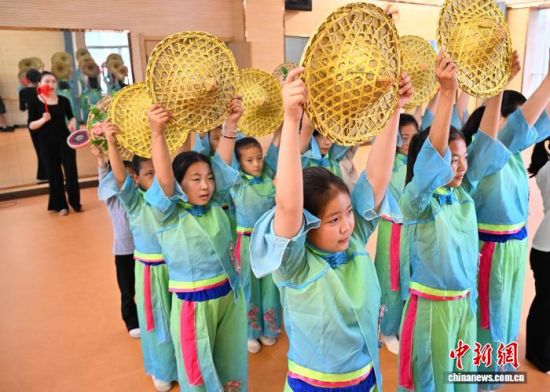 7月18日,宁夏固原市隆德县青少年活动中心,孩子们在老师的指导下学习舞蹈。中新社记者 张斌 摄 7月18日,宁夏固原市隆德县青少年活动中心,孩子们在老师的指导下学习舞蹈。中新社记者 张斌 摄