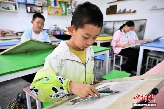 7月18日,宁夏固原市隆德县青少年活动中心,孩子们在兴趣班上学习素描。中新社记者 张斌 摄 7月18日,宁夏固原市隆德县青少年活动中心,孩子们在兴趣班上学习素描。中新社记者 张斌 摄