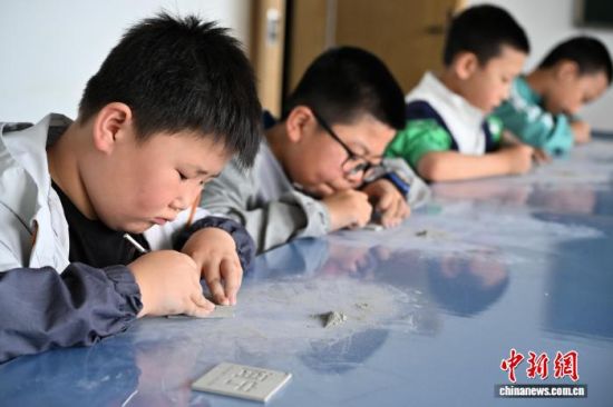 7月18日,宁夏固原市隆德县青少年活动中心,孩子们在兴趣班上学习砖雕。中新社记者 张斌 摄 7月18日,宁夏固原市隆德县青少年活动中心,孩子们在兴趣班上学习砖雕。中新社记者 张斌 摄