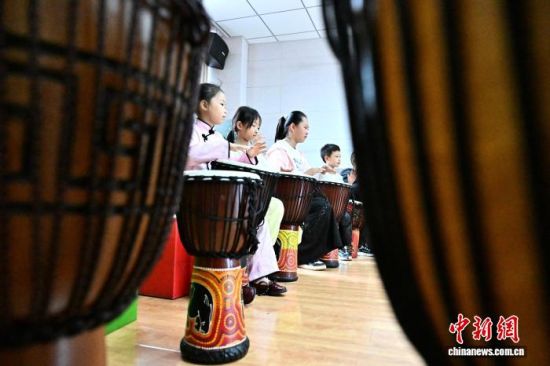 7月18日,宁夏固原市隆德县青少年活动中心,孩子们在兴趣班上学习手鼓。中新社记者 张斌 摄 7月18日,宁夏固原市隆德县青少年活动中心,孩子们在兴趣班上学习手鼓。中新社记者 张斌 摄