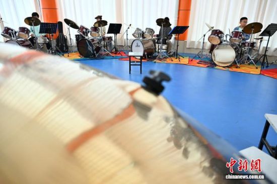 7月18日,宁夏固原市隆德县青少年活动中心,孩子们在兴趣班上学习架子鼓。中新社记者 张斌 摄 7月18日,宁夏固原市隆德县青少年活动中心,孩子们在兴趣班上学习架子鼓。中新社记者 张斌 摄