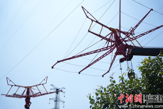 国网莆田供电公司首次应用移动式伞形跨越架开展横跨公路架线作业(林世南 朱清霞) 国网莆田供电公司首次应用移动式伞形跨越架开展横跨公路架线作业(林世南 朱清霞)