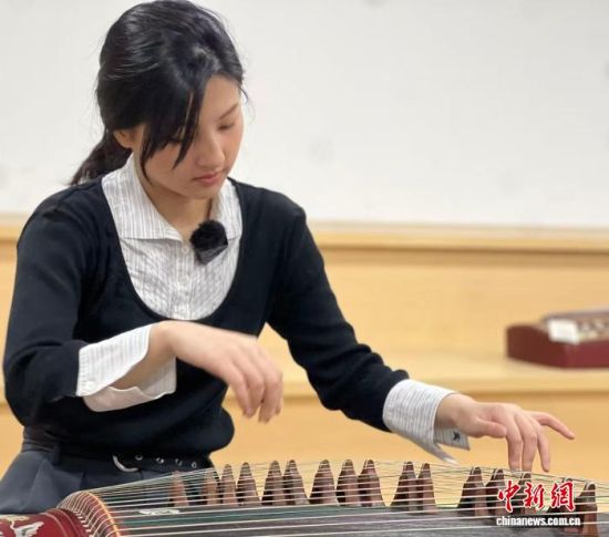 洪珮馨弹奏古筝曲《渔舟唱晚》。 中新社记者 朱晓颖 摄 洪珮馨弹奏古筝曲《渔舟唱晚》。 中新社记者 朱晓颖 摄