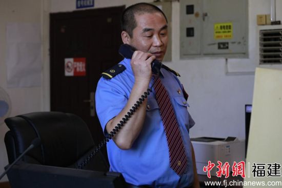 (沈树兴正在进行与临战联系。徐琛摄) (沈树兴正在进行与临战联系。徐琛摄)