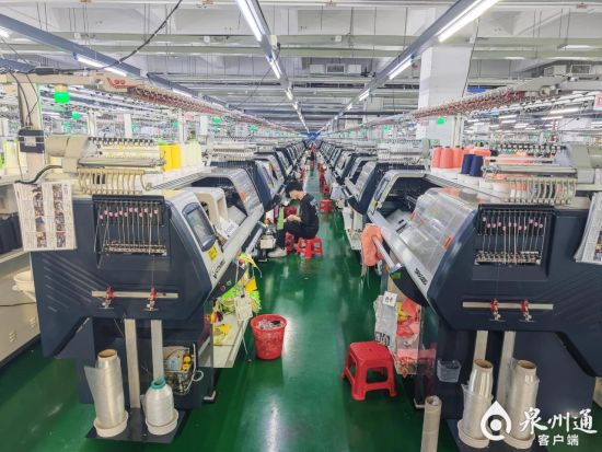 信泰集团的飞织智慧车间 图源:泉州通客户端 信泰集团的飞织智慧车间 图源:泉州通客户端