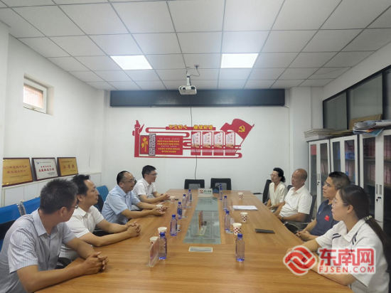 调研组看望集美大学西部计划志愿者(集美大学供图) 调研组看望集美大学西部计划志愿者(集美大学供图)