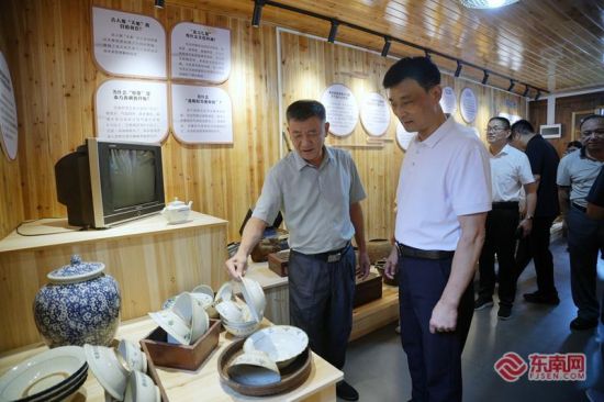 出席活动的嘉宾参观杜潭农耕(水文化)馆 吴大灼/摄 出席活动的嘉宾参观杜潭农耕(水文化)馆 吴大灼/摄
