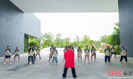 专题授课体验中国传统武术太极拳。田思谋 摄 专题授课体验中国传统武术太极拳。田思谋 摄