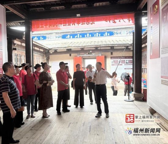 市民游客在讲解员带领下有序参观,感悟伟大长征精神。记者 燕晓 摄 市民游客在讲解员带领下有序参观,感悟伟大长征精神。记者 燕晓 摄