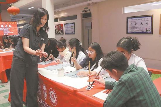 志愿者指导学生学习书法。(受访者供图) 志愿者指导学生学习书法。(受访者供图)