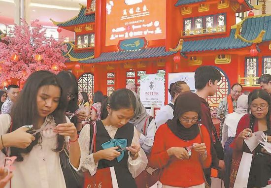 印尼民众体验中国剪纸。(受访者供图) 印尼民众体验中国剪纸。(受访者供图)