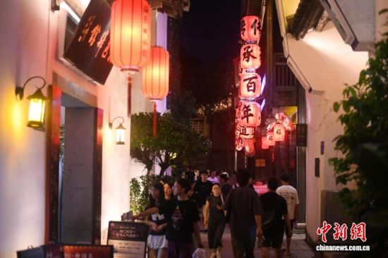 7月28日晚,游客在福建福州上下杭古街区游玩。中新社记者 王东明 摄 7月28日晚,游客在福建福州上下杭古街区游玩。中新社记者 王东明 摄