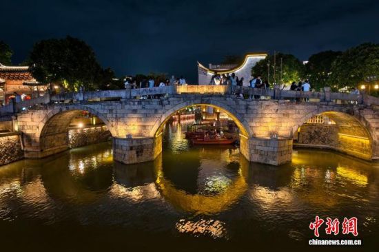7月28日晚,游客在福建福州上下杭古街区古石桥上参观。中新社记者 王东明 摄 7月28日晚,游客在福建福州上下杭古街区古石桥上参观。中新社记者 王东明 摄