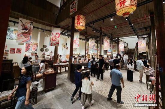 7月28日晚,游客在福建福州上下杭古街区购买文创纪念品。中新社记者 王东明 摄 7月28日晚,游客在福建福州上下杭古街区购买文创纪念品。中新社记者 王东明 摄