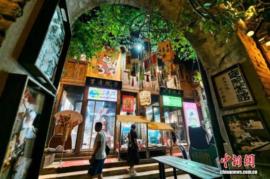 7月28日晚,游客在福建福州上下杭古街区充满文艺气息的茶馆参观。中新社记者 王东明 摄 7月28日晚,游客在福建福州上下杭古街区充满文艺气息的茶馆参观。中新社记者 王东明 摄