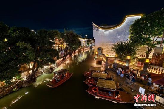 7月28日晚,游客在福建福州上下杭古街区游玩。中新社记者 王东明 摄 7月28日晚,游客在福建福州上下杭古街区游玩。中新社记者 王东明 摄