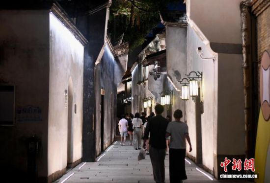 7月28日晚,游客在福建福州上下杭古街区游玩。中新社记者 王东明 摄 7月28日晚,游客在福建福州上下杭古街区游玩。中新社记者 王东明 摄