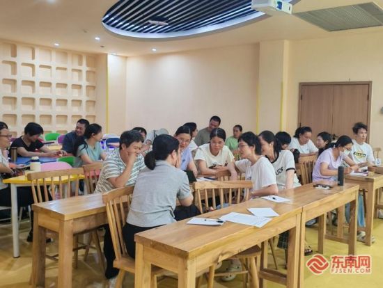 “做‘会刹车’的家长”成长团体活动现场(厦门市集美区心理健康服务总站供图) “做‘会刹车’的家长”成长团体活动现场(厦门市集美区心理健康服务总站供图)