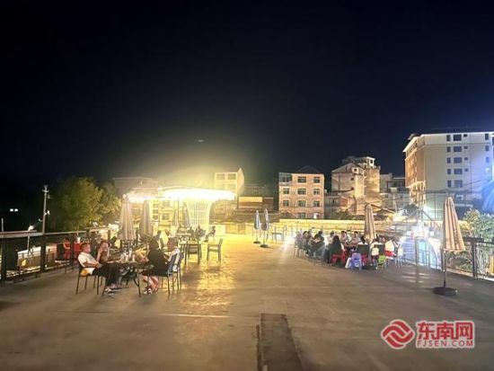 夜幕之下,松溪“1955·粮仓里”成为人们休闲乘凉的好去处。东南网记者 陈艳 摄 夜幕之下,松溪“1955·粮仓里”成为人们休闲乘凉的好去处。东南网记者 陈艳 摄